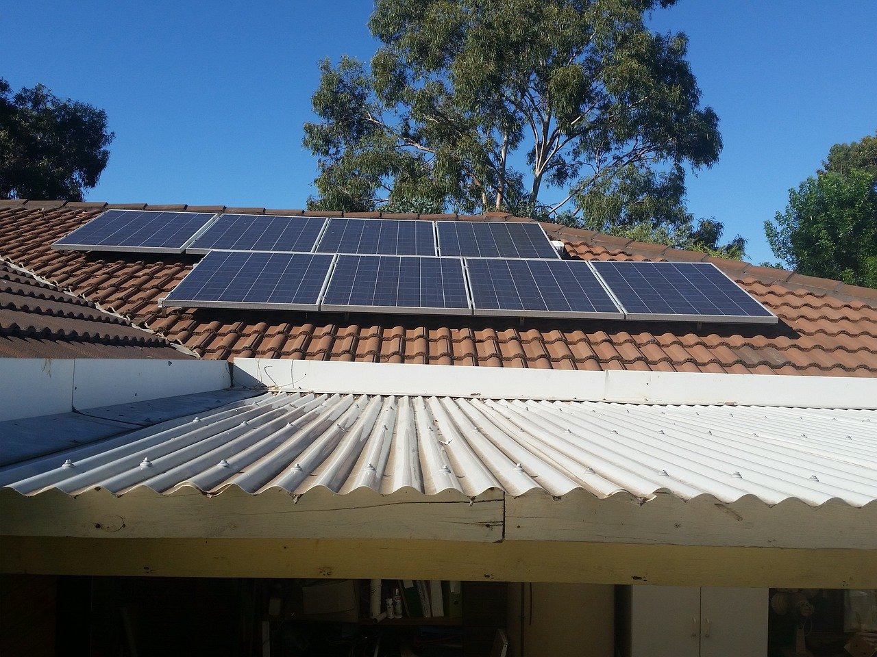 Solar Panels vs Solar Shingles: 11 Main Differences